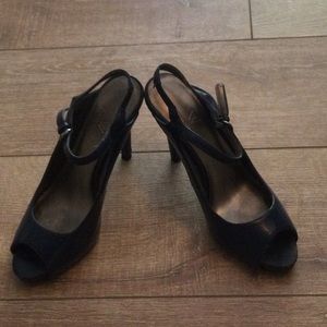 Gorgeous navy Worthington heeled sandals. Size 8M.